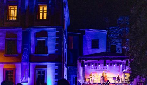 hlavní zámecké podium festivalu Dobršská brána