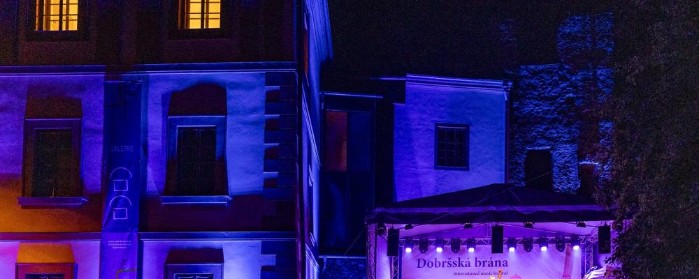 hlavní zámecké podium festivalu Dobršská brána